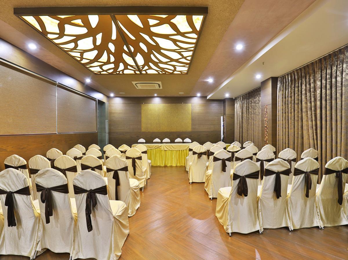 Oyo 13253 The Grand Vinayak Hotel Ahmedabad Exterior foto