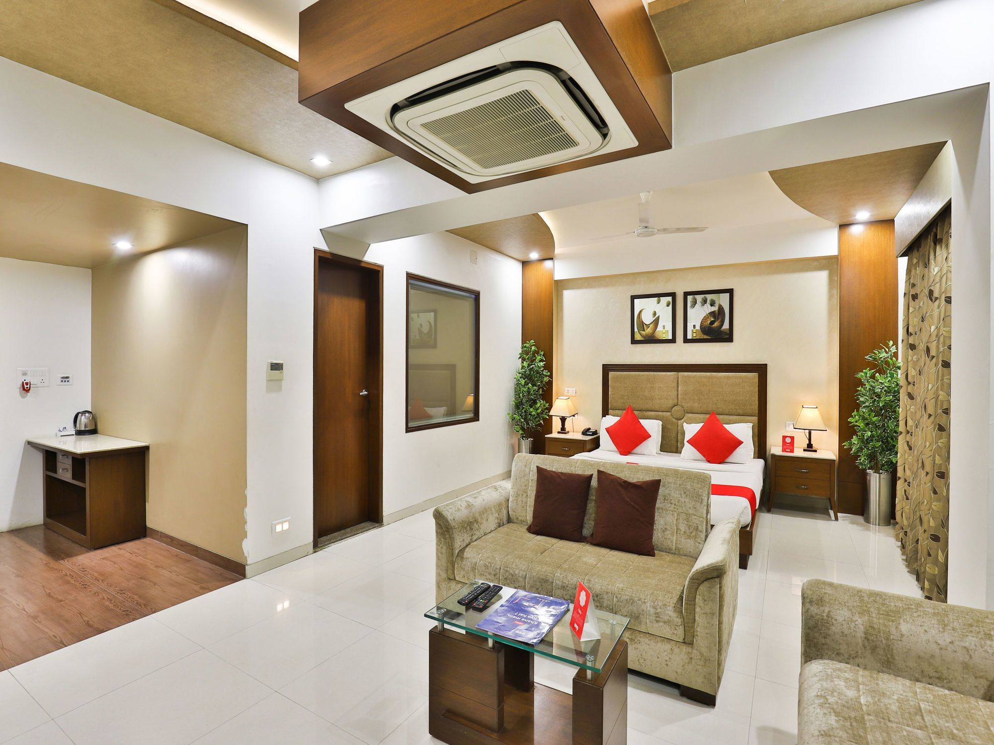 Oyo 13253 The Grand Vinayak Hotel Ahmedabad Exterior foto